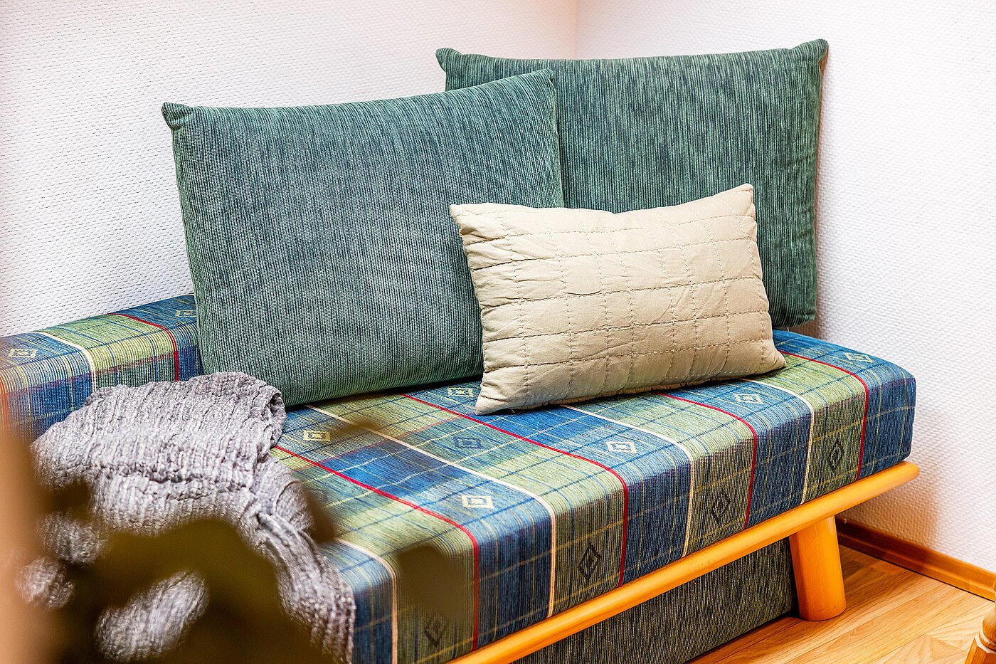 Attic Apartment with 2 room | Bad Wiessee | 70017 | Gemütliches Sofa