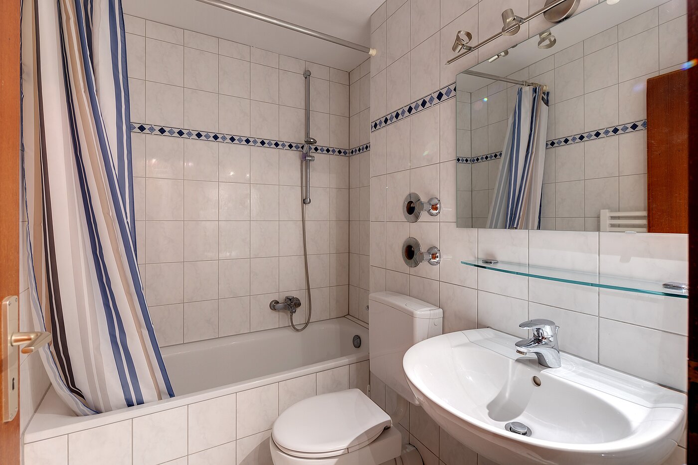 Apartment with 1 room | Ottobrunn | 2301ML1 | Gepflegtes Wannenbad deckenhoch gefliest