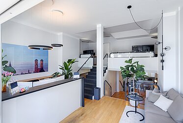 Maxvorstadt: Prestigious retail office with a storefront, split levels, and a terrace