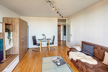 Sendling-Westpark: 2-room apartment with sunny corner balcony