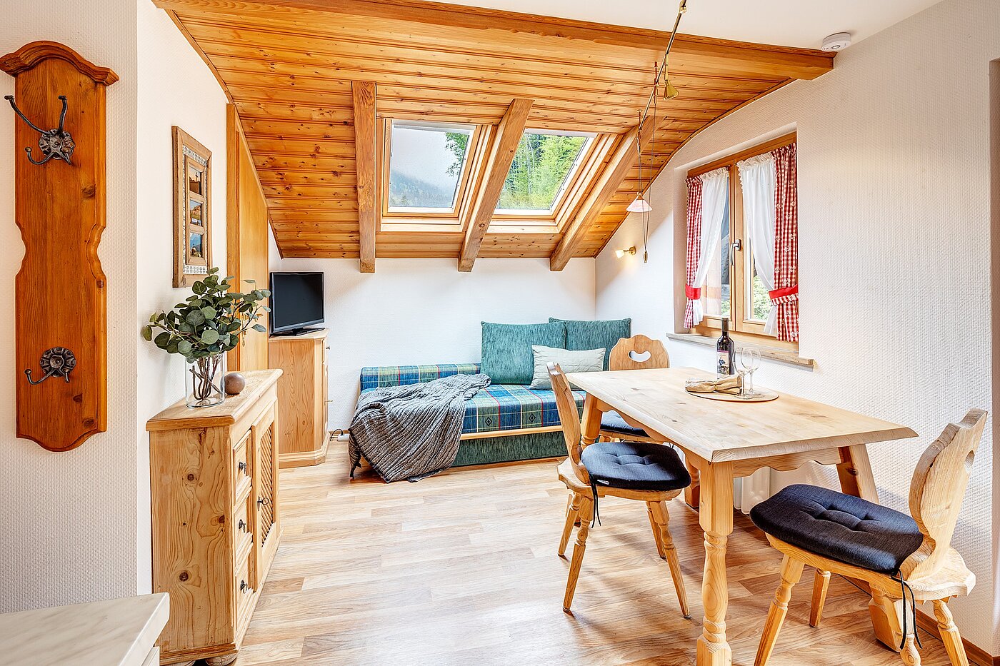 Attic Apartment with 2 room | Bad Wiessee | 70017 | Wohnen und Essen