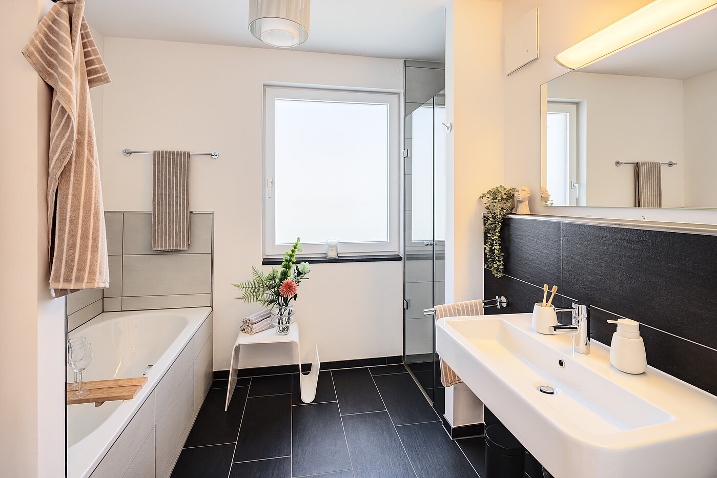 Penthouse with 2 room | München-Bogenhausen | 70385 | Geschmackvolles Bad...
