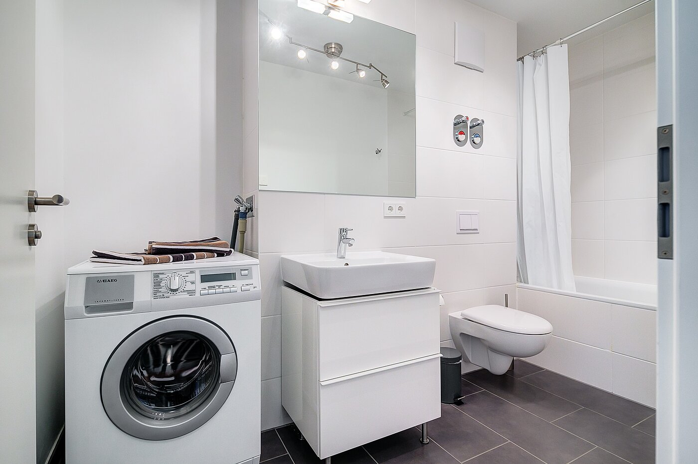 Apartment with 3 room | München-Moosach | 70164 | Badezimmer mit Waschmaschinenanschluss..