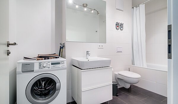 Apartment with 3 room | München-Moosach | 70164 | Badezimmer mit Waschmaschinenanschluss..