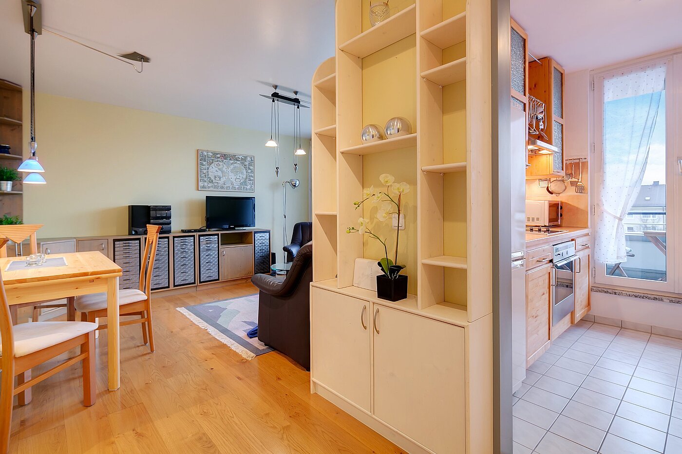 Apartment with 2 room | München-Sendling-Westpark | 2102ML6 | Blick Wohnen und Küche