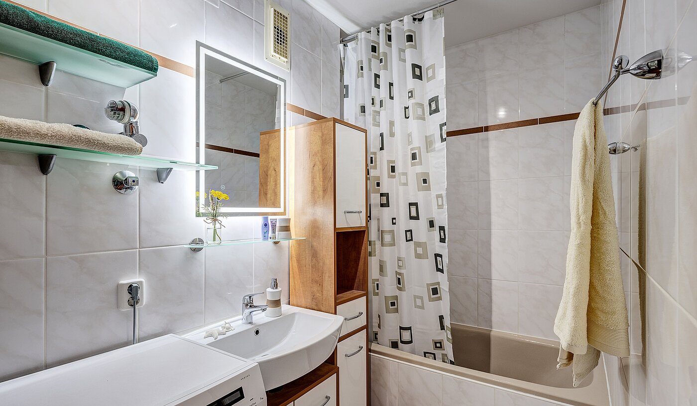 Apartment with 1 room | München-Bogenhausen | 70070 | Badezimmer mit Wanne