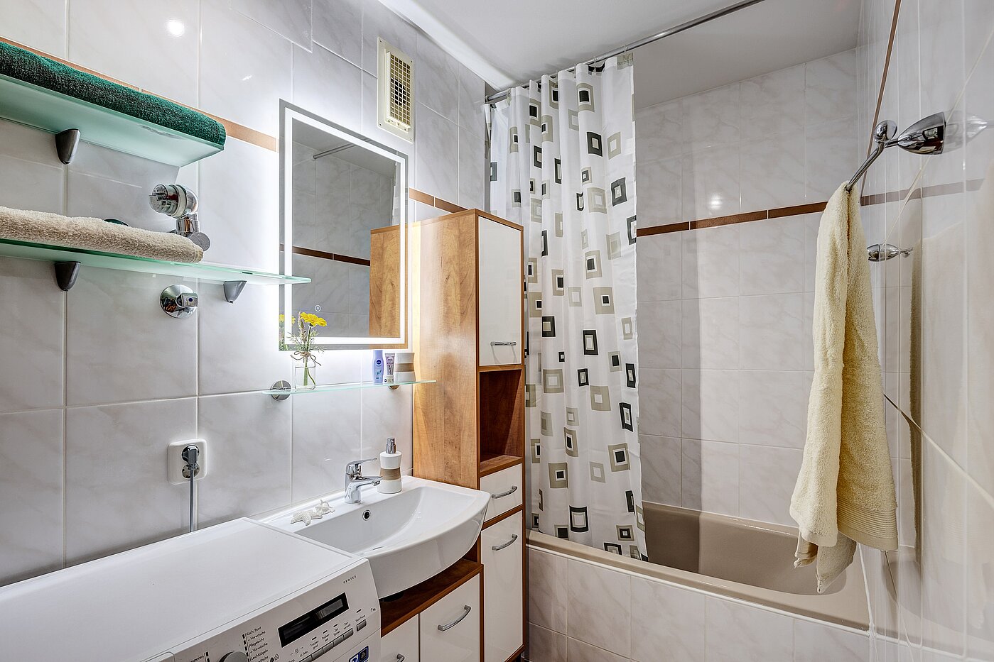 Apartment with 1 room | München-Bogenhausen | 70070 | Badezimmer mit Wanne