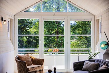 Solln: Beautiful, spacious 2-room attic apartment with a view of the countryside