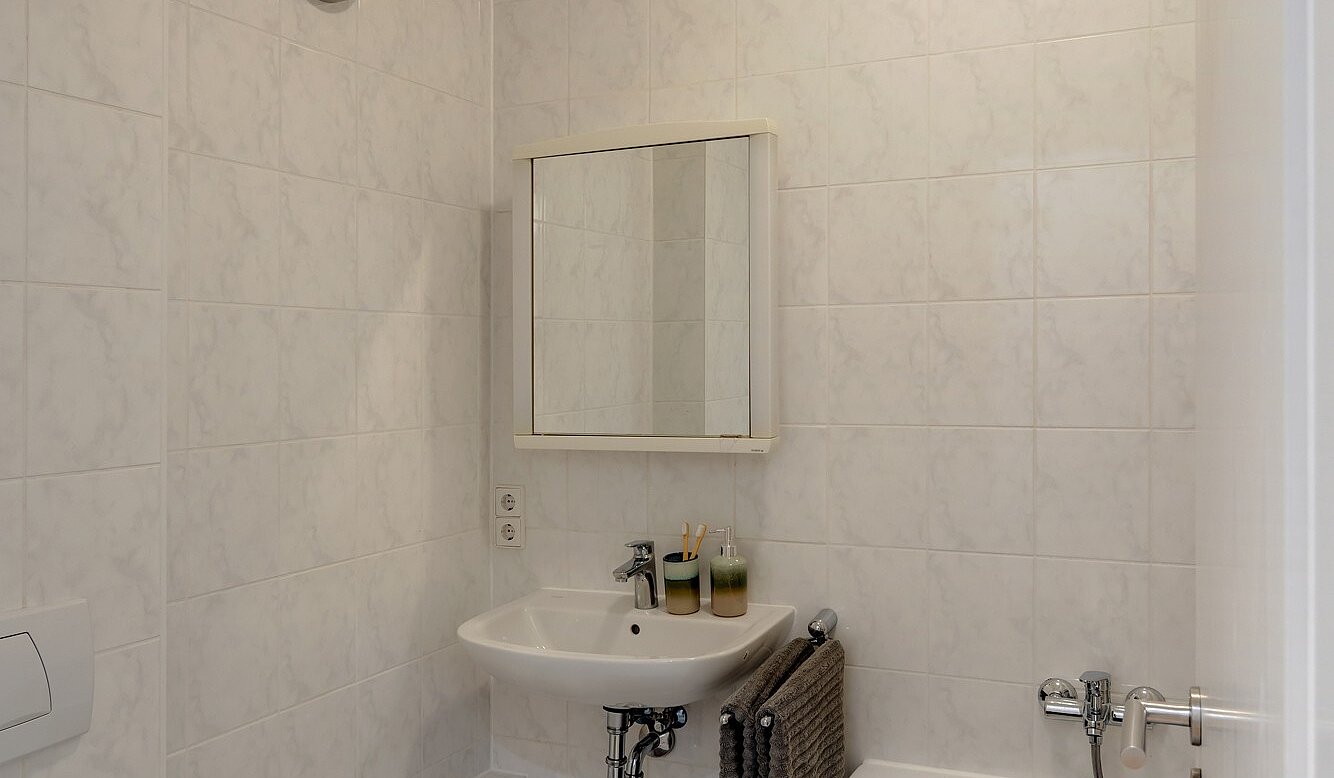 Apartment with 1 room | München-Maxvorstadt | 2206ML5 | Edles, weiß gefliestes Bad...