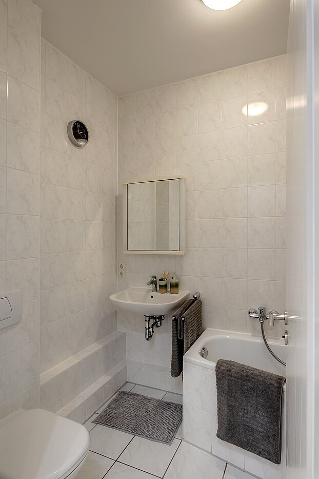 Apartment with 1 room | München-Maxvorstadt | 2206ML5 | Edles, weiß gefliestes Bad...