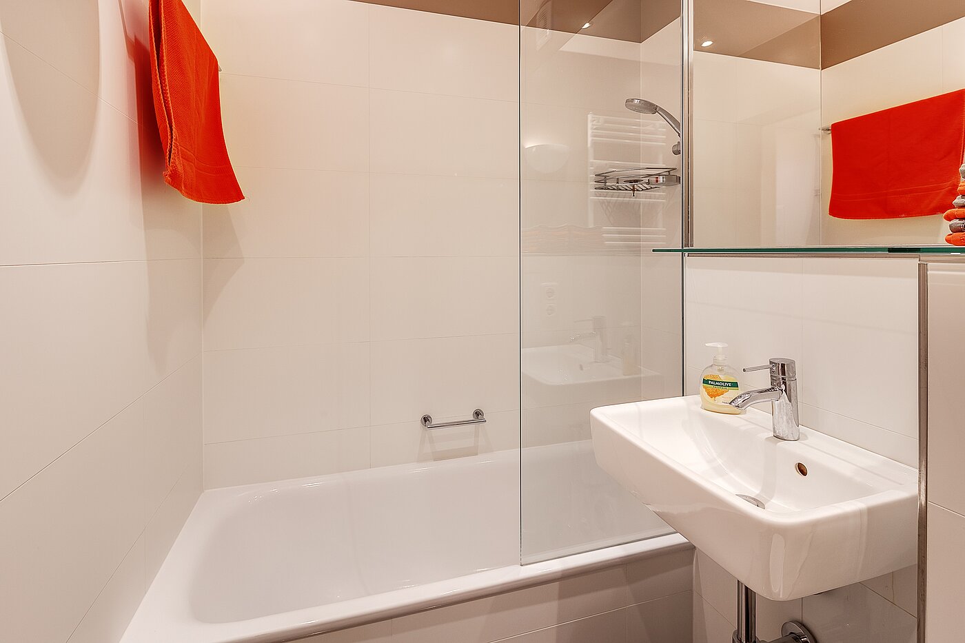 Apartment with 1.5 room | München-Schwanthalerhöhe | 2211ML8 | Wanne mit Glasabtrennung