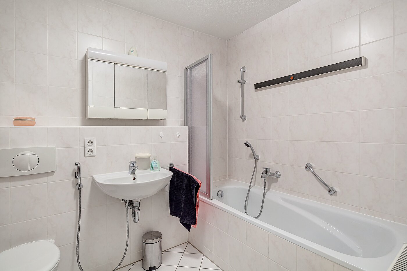 Apartment with 2 room | München-Pasing | 70141 | Badezimmer mit Wanne