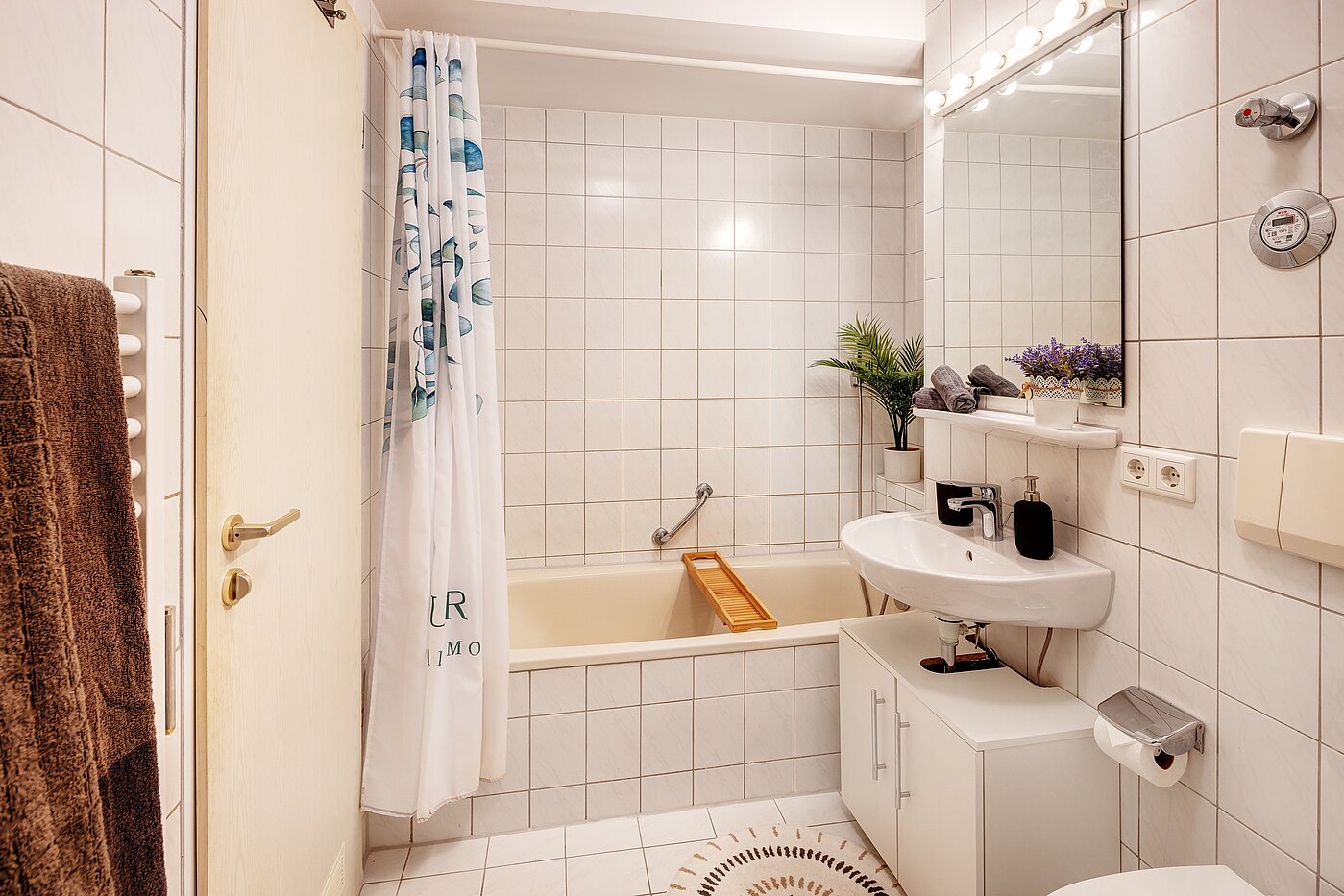 Apartment with 2 room | München-Obersendling | 70039 | Weißgefliestes Wannenbad...