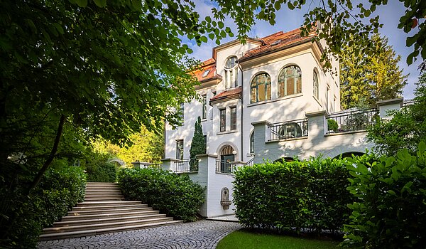 Villa with 9 room | Reutlingen | 70231 | Hauptaufgang zur Villa