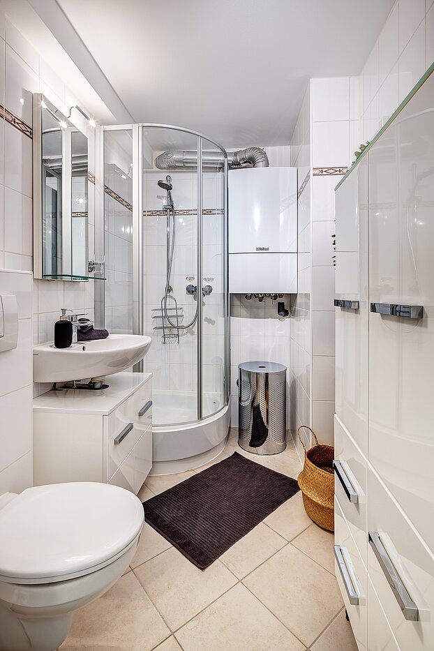 Attic Apartment with 2 room | München-Au | 2209ML3 | Hell gefliestes Bad mit Dusche