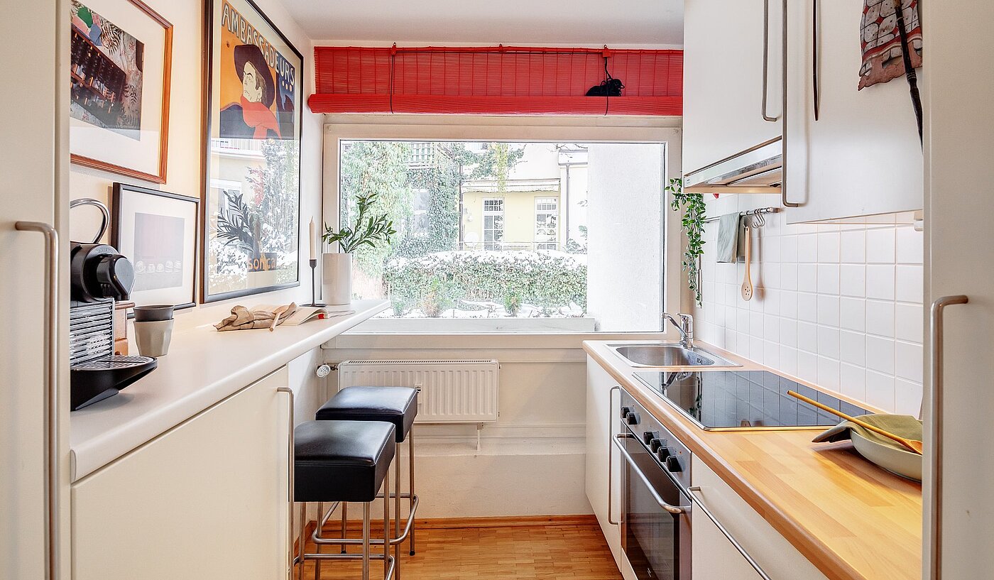 Apartment with 2 room | München-Nymphenburg | 2101ML6 | ...Küche mit Süd/Ost Loggia...