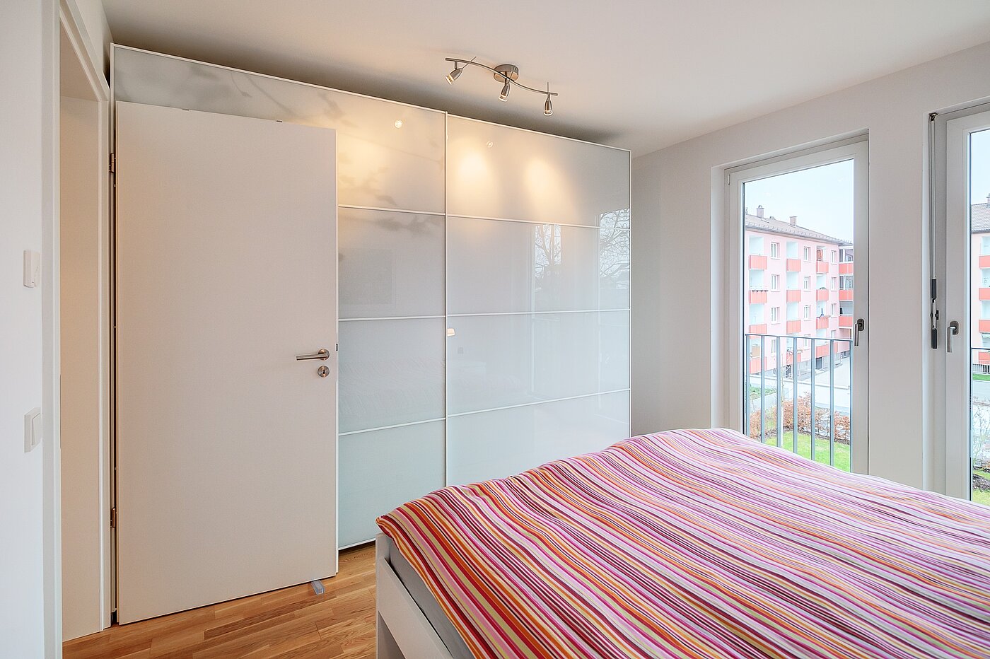 Apartment with 3 room | München-Moosach | 70164 | ...mit großen Fensterfronten