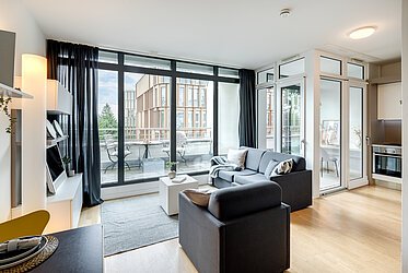 Bogenhausen: Chic apartment with conservatory - available