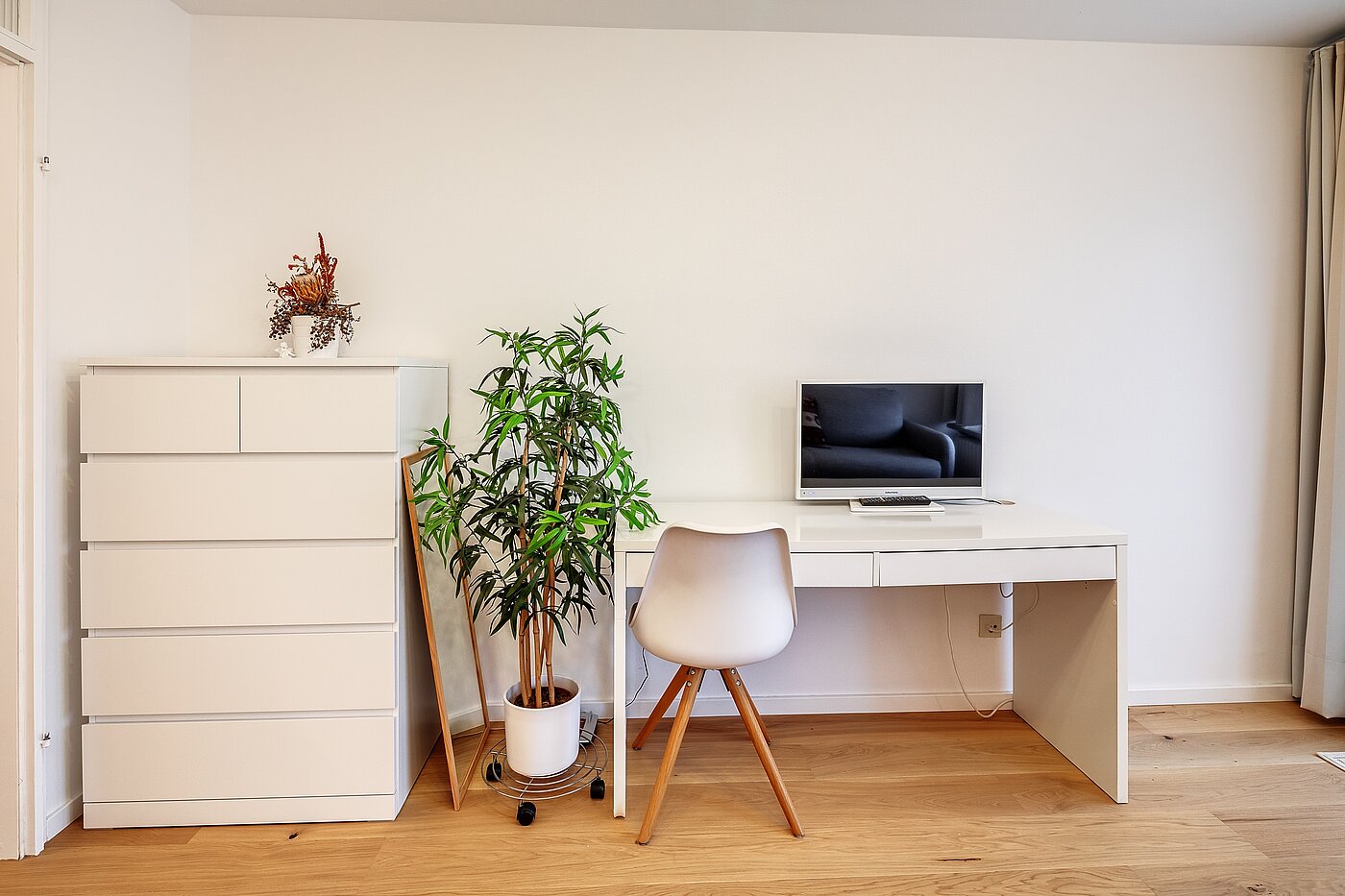 Apartment with 1 room | München-Schwabing | 70475 | ... und kleinem Schreibtisch