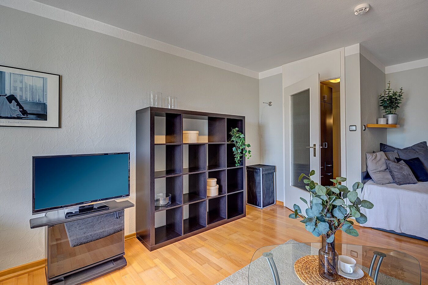 Apartment with 1 room | München-Schwabing | 2109ML1 | großem Bücherregal und...