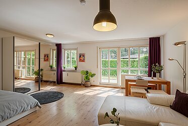 Schwabing: Idyllic apartment with garden