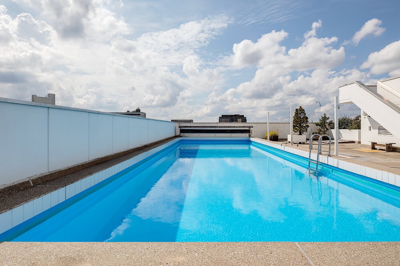 Apartment with 1 room | München-Bogenhausen | 2103ML6 | Lädt zum Schwimmen...