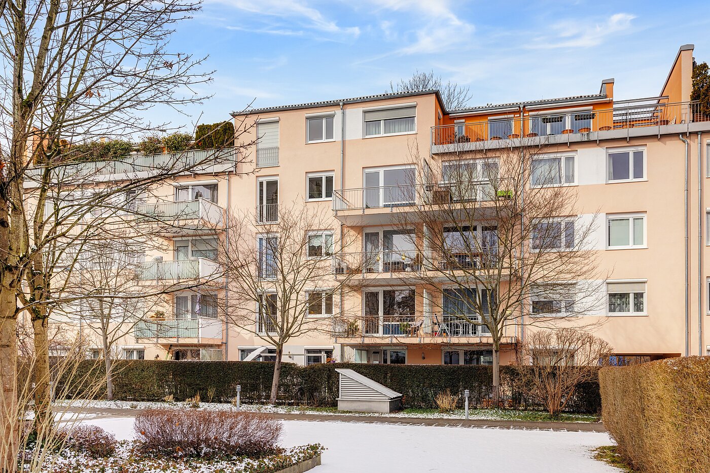 Apartment with 2 room | München-Bogenhausen | 70396 | Außenansicht vom Innenhof