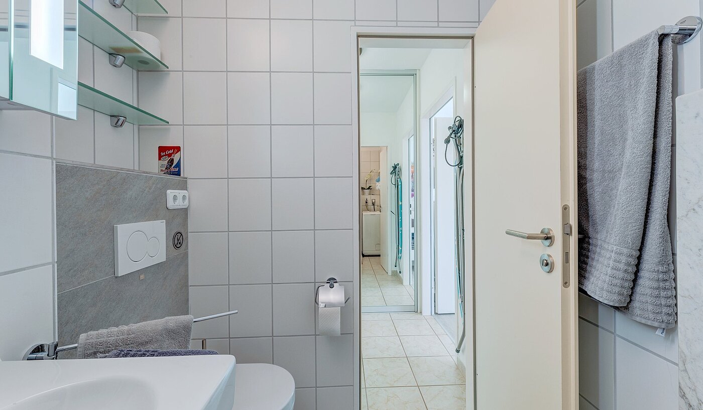 Apartment with 1 room | München-Schwanthalerhöhe | 2106ML8 | Weiß gefliestes Bad...