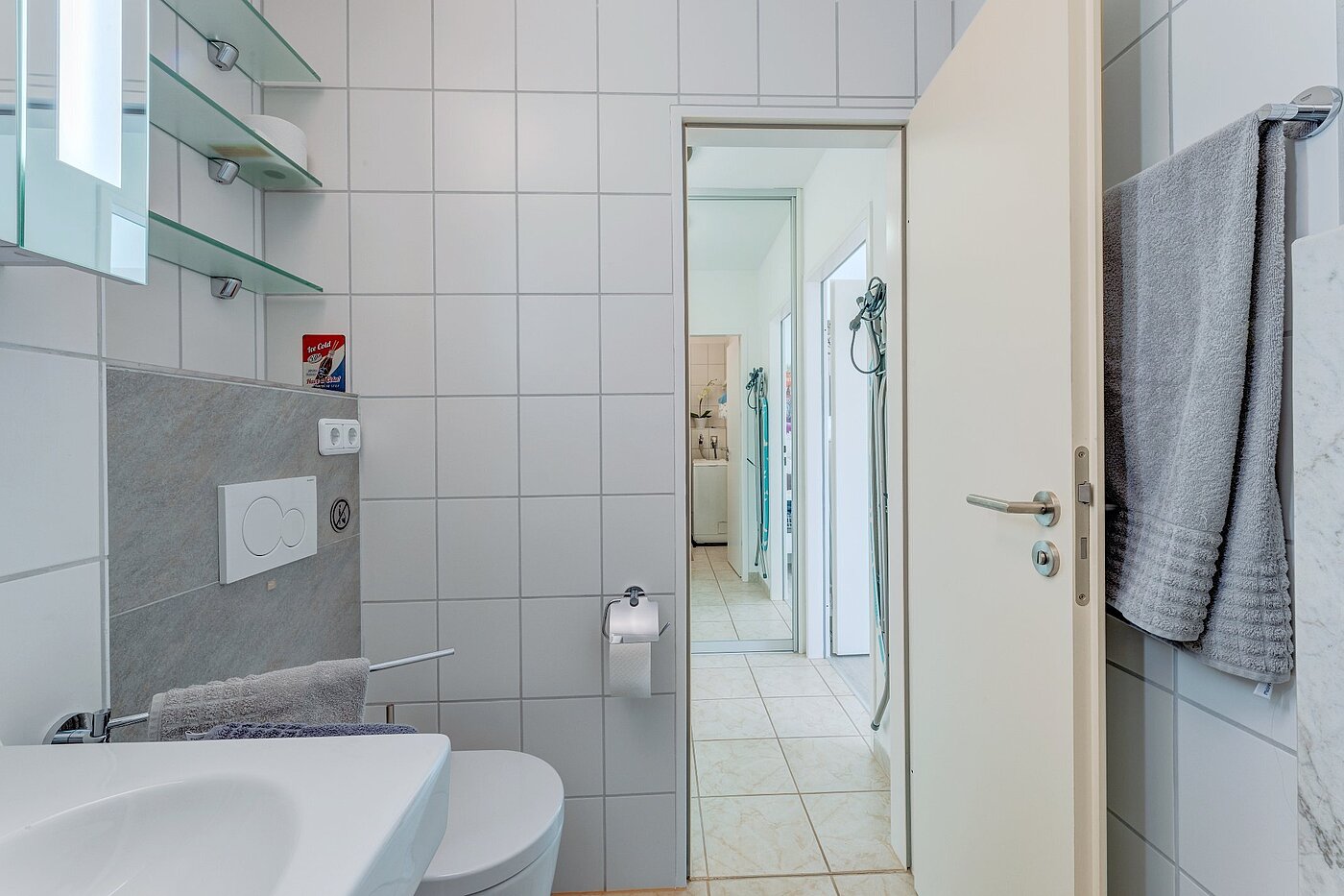 Apartment with 1 room | München-Schwanthalerhöhe | 2106ML8 | Weiß gefliestes Bad...