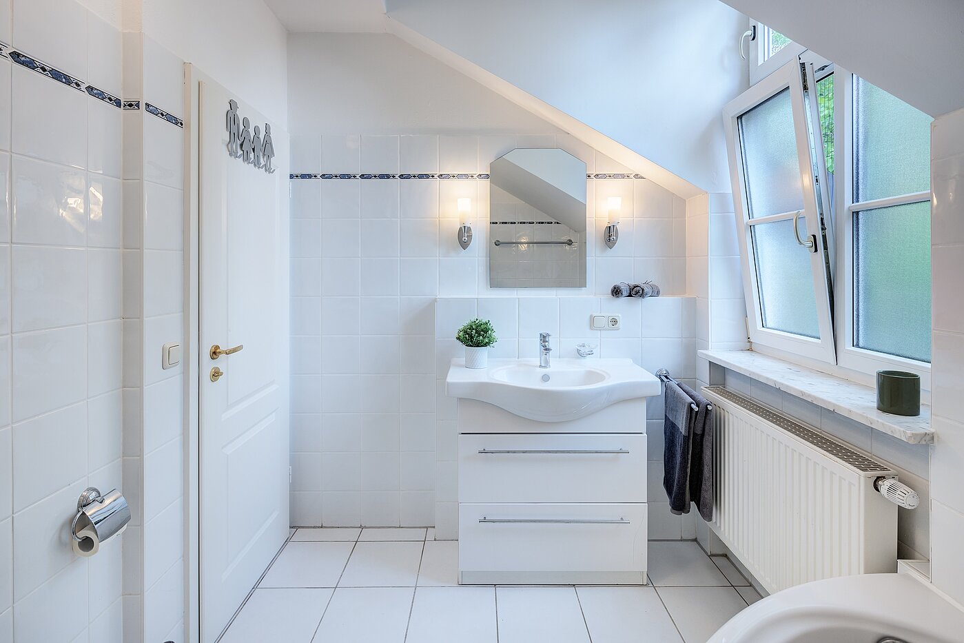 Semi-detached House with 5 room | München-Trudering | 70269 | Waschtisch