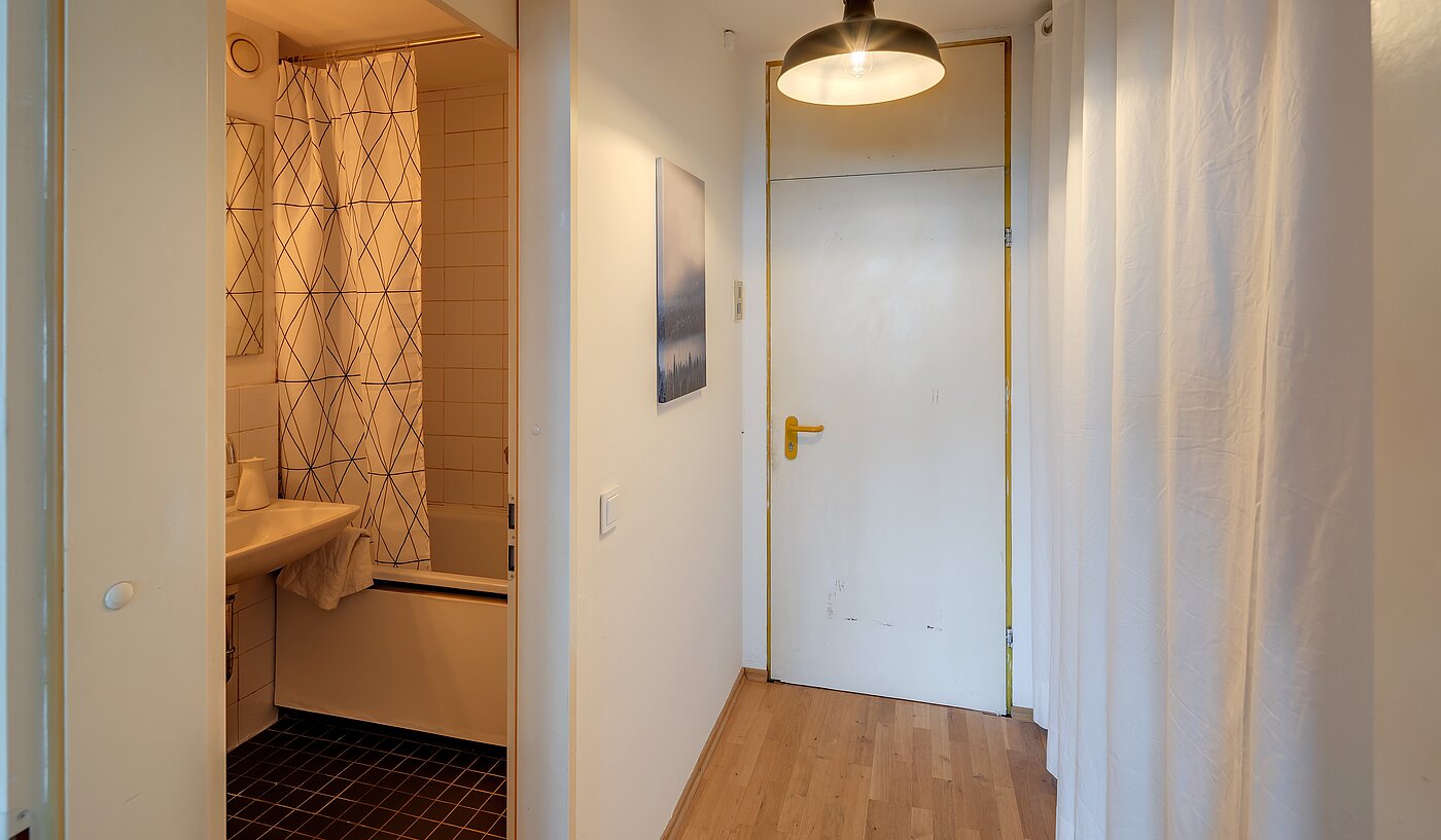 Apartment with 1 room | München-Au | 2211ML1 | Eingangsbereich mit Blick ins Bad