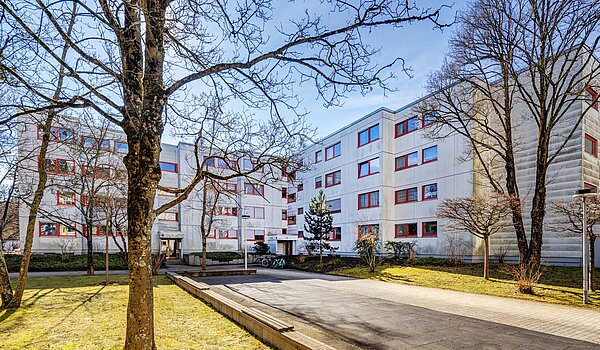 Apartment with 2.5 room | München-Hadern | 70393 | Außenansicht Richtung Eingang
