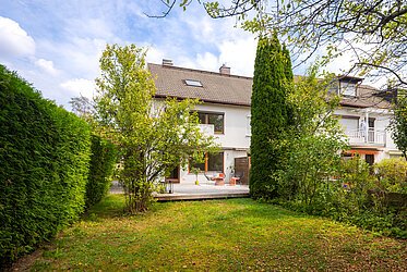 Waldtrudering: Spacious, sunny corner row house—perfect for your family
