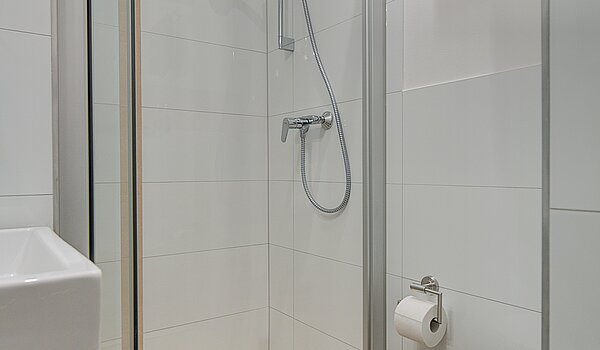 Ground floor apartment with 4 room | München-Neuhausen | 70471 | Weiß gefliestes Badezimmer...