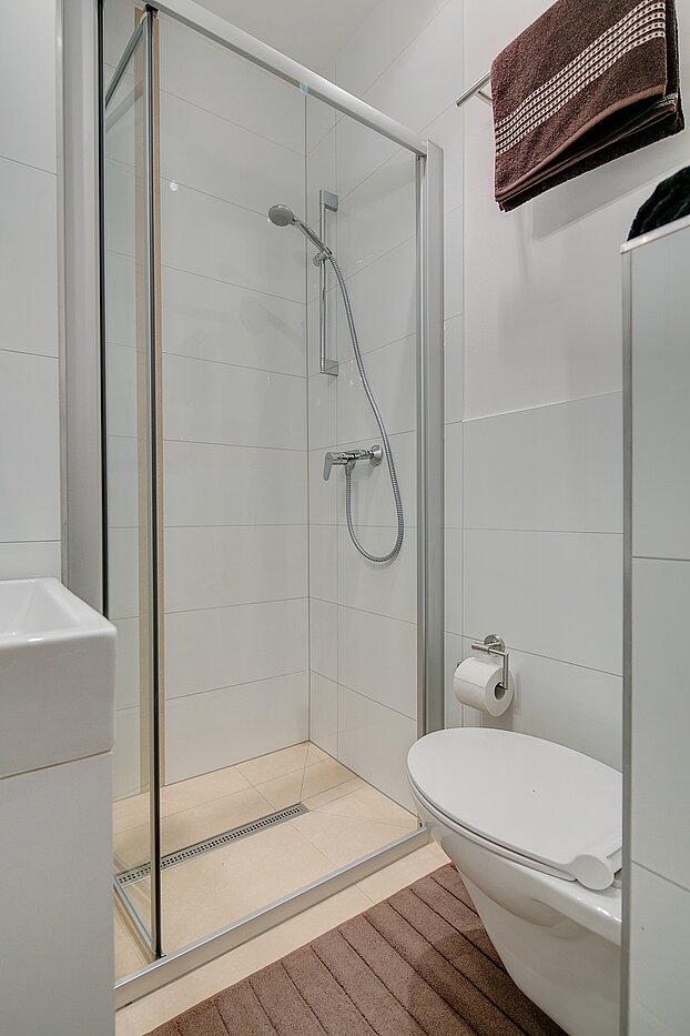 Ground floor apartment with 4 room | München-Neuhausen | 70471 | Weiß gefliestes Badezimmer...