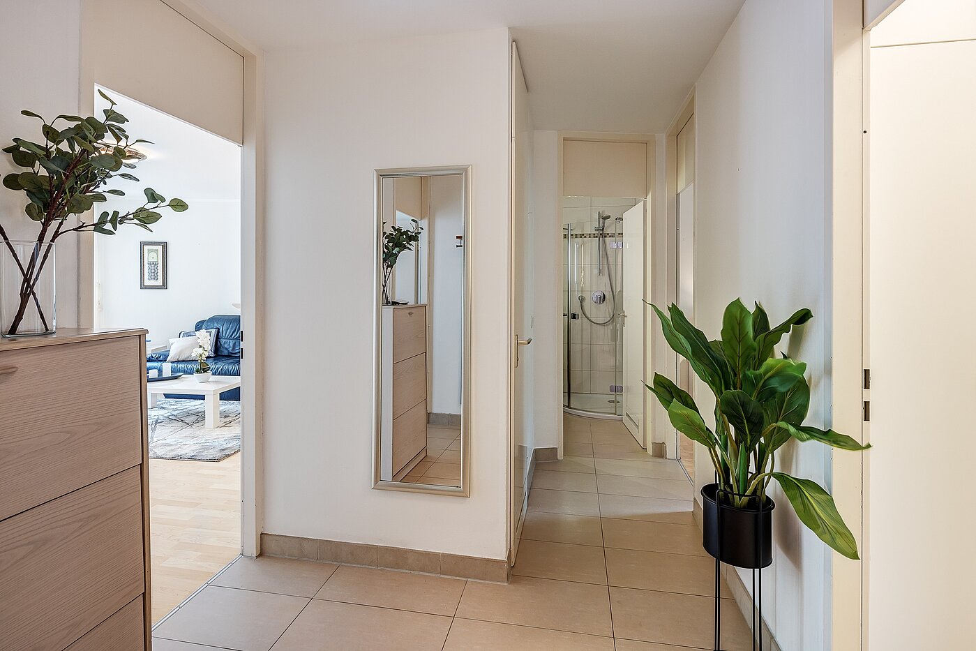 Apartment with 2.5 room | München-Nymphenburg | 2204ML61 | ...mit Blickrichtung WC, Bad und Schlafzimmer