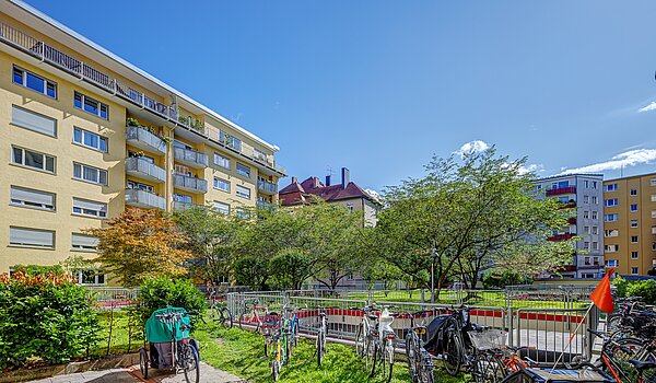 Apartment with 1 room | München-Schwabing | 70198 | ...Innenhof im Sommer