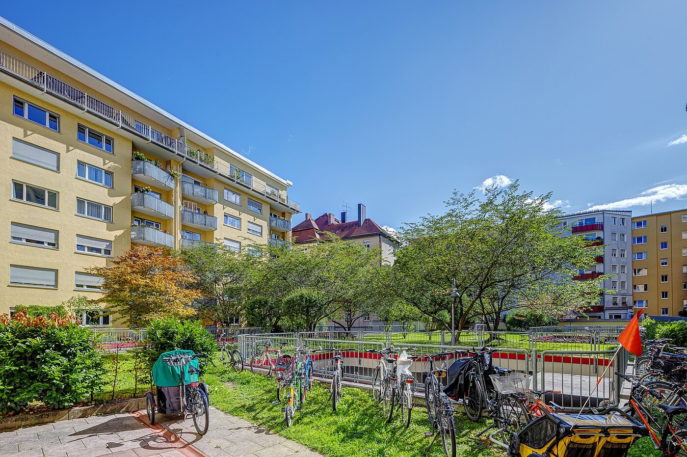 Apartment with 1 room | München-Schwabing | 70198 | ...Innenhof im Sommer