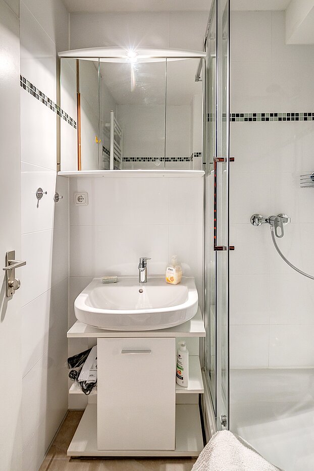 Apartment with 1 room | München-Berg am Laim | 2207ML6 | Weiß gefliestes Bad...