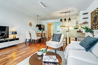 Alt-Schwabing: High-quality 2-room apartment with balcony and conservatory