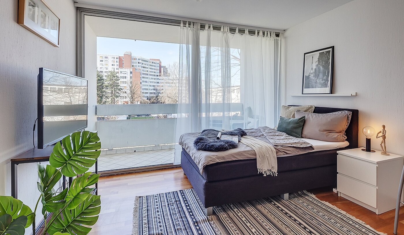 Apartment with 1 room | München-Bogenhausen | 2103ML6 | Hier der Blick Richtung Loggia