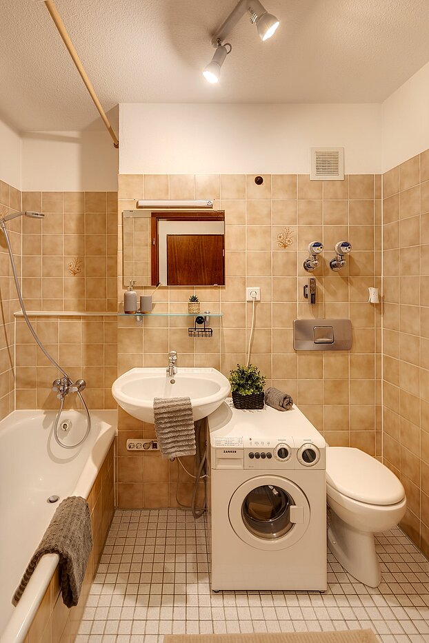 Apartment with 2 room | München-Neuhausen | 2012ML5 | Bad mit Duschwanne und WM