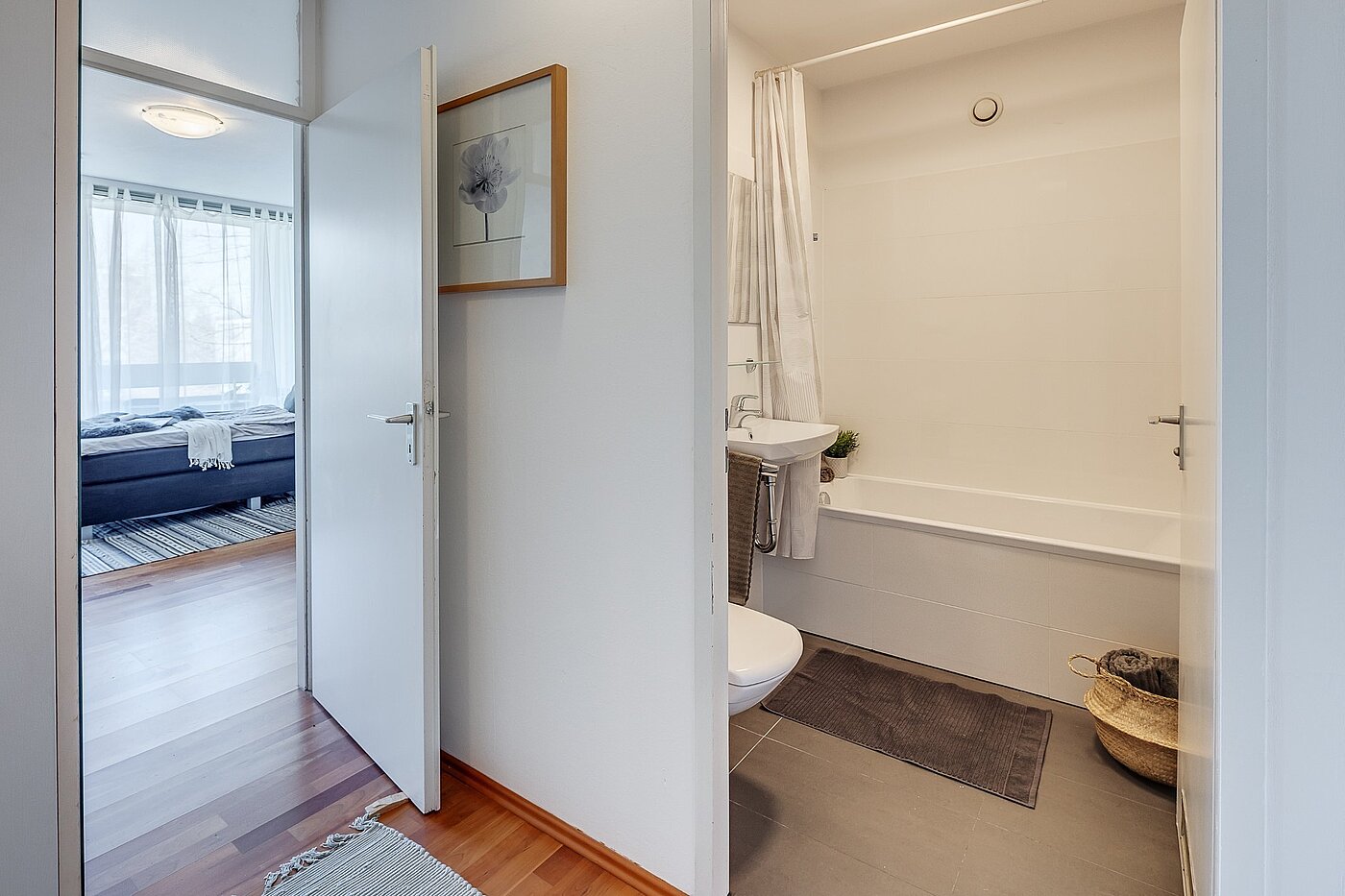 Apartment with 1 room | München-Bogenhausen | 2103ML6 | Blick ins Wannenbad