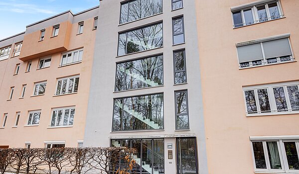 Apartment with 2 room | München-Bogenhausen | 70396 | Außenansicht von der Eingangsseite