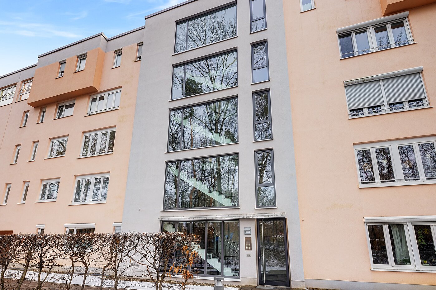 Apartment with 2 room | München-Bogenhausen | 70396 | Außenansicht von der Eingangsseite