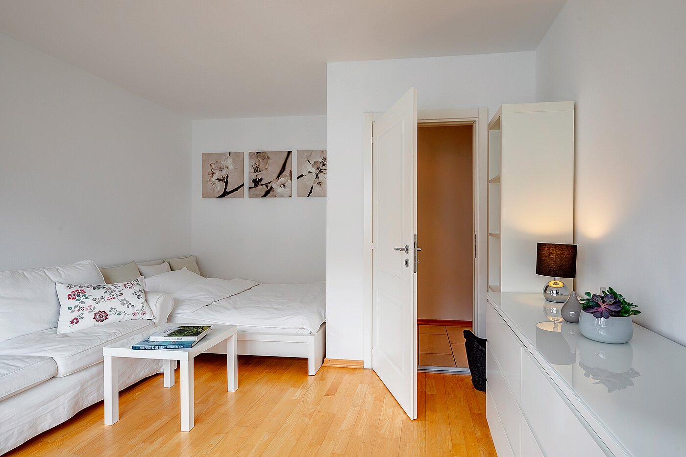 Apartment with 2 room | München-Schwabing | 70130 | Wohn- und Schlafbereich..