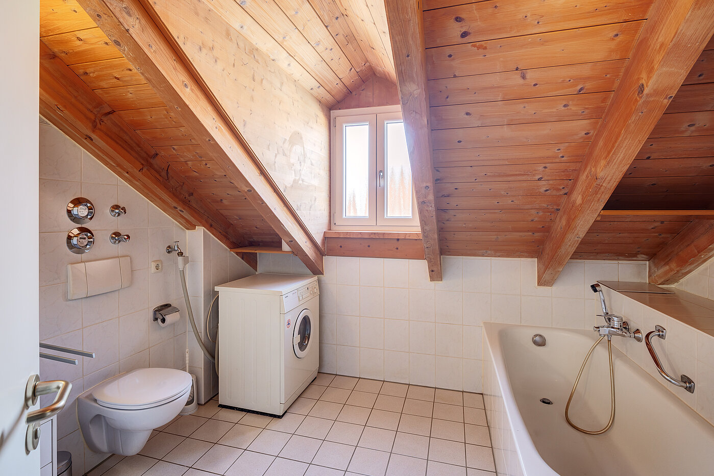 Attic Apartment with 2 room | 70314 | Bad