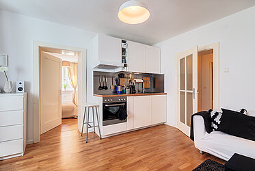 Maxvorstadt: Stable-value 2-room apartment in prime location - available from summer