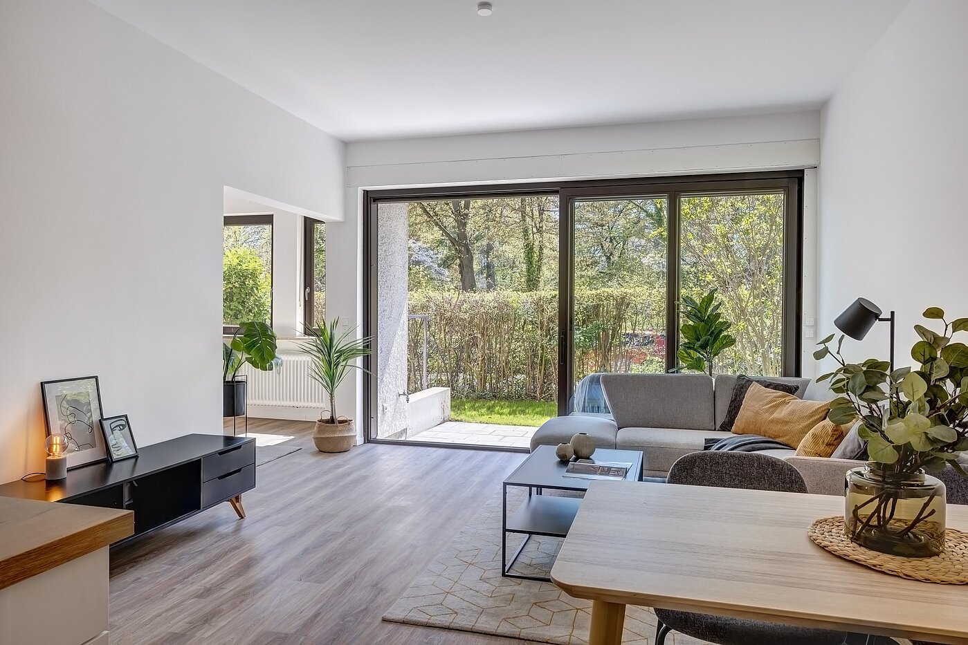 Apartment with 2.5 room | München-Obermenzing | 700191 | Wohnzimmer mit Zugang zur Terrasse...