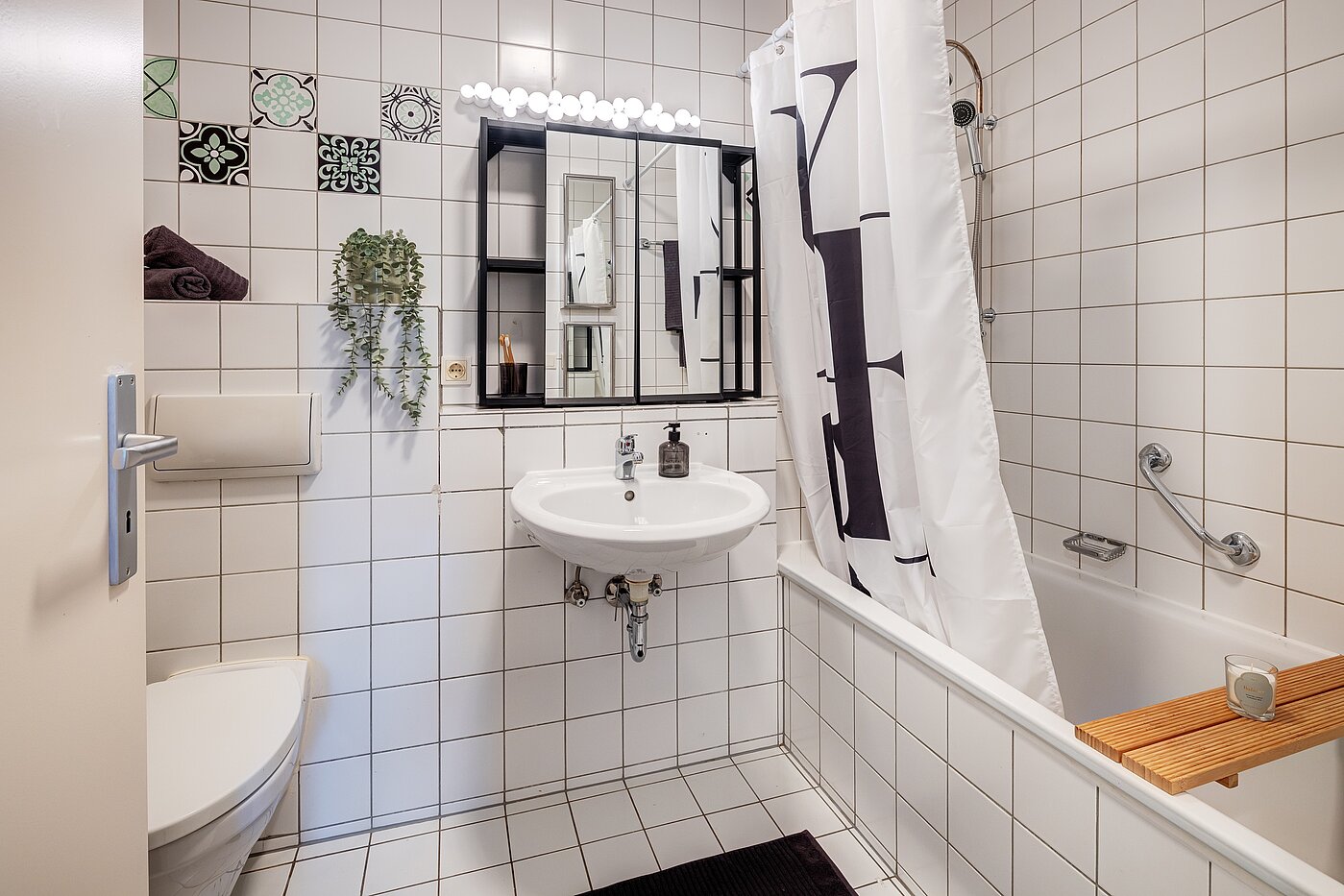 Apartment with 3 room | München-Bogenhausen | 70085 | Weiß gefliestes Bad...